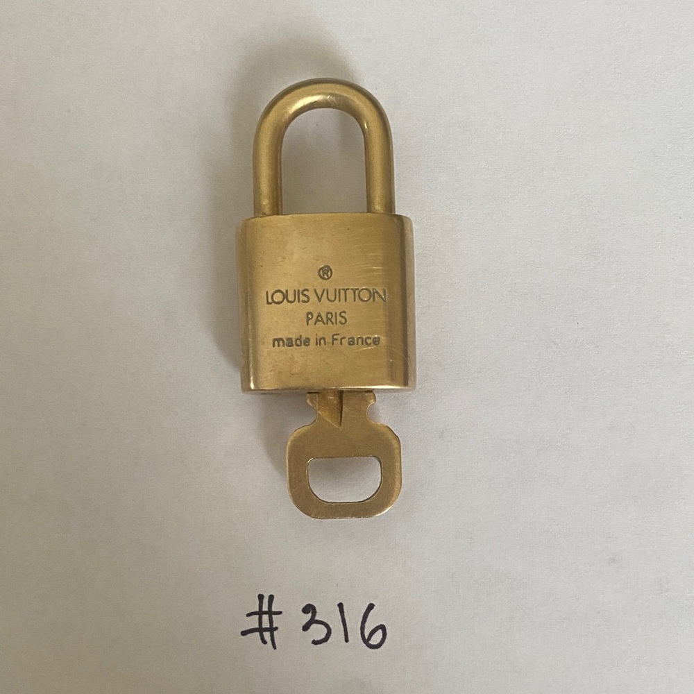 Louis Vuitton Gold lock and key - Picture 9 of 10